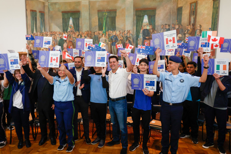 Governador Carlos Massa Ratinho Junior recebe  alunos do Ganhando o Mundo
