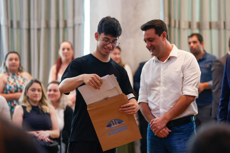 Governador Carlos Massa Ratinho Junior recebe  alunos do Ganhando o Mundo