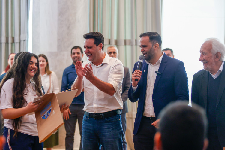 Governador Carlos Massa Ratinho Junior recebe  alunos do Ganhando o Mundo