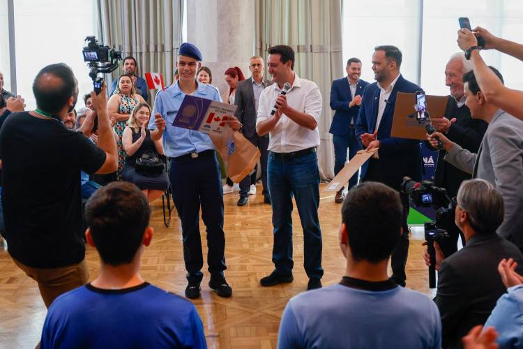 Governador Carlos Massa Ratinho Junior recebe  alunos do Ganhando o Mundo