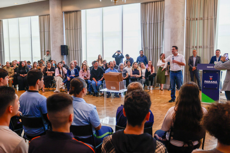 Governador Carlos Massa Ratinho Junior recebe  alunos do Ganhando o Mundo