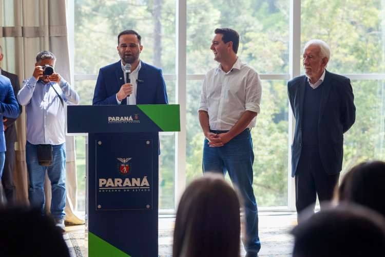 Governador Carlos Massa Ratinho Junior recebe  alunos do Ganhando o Mundo