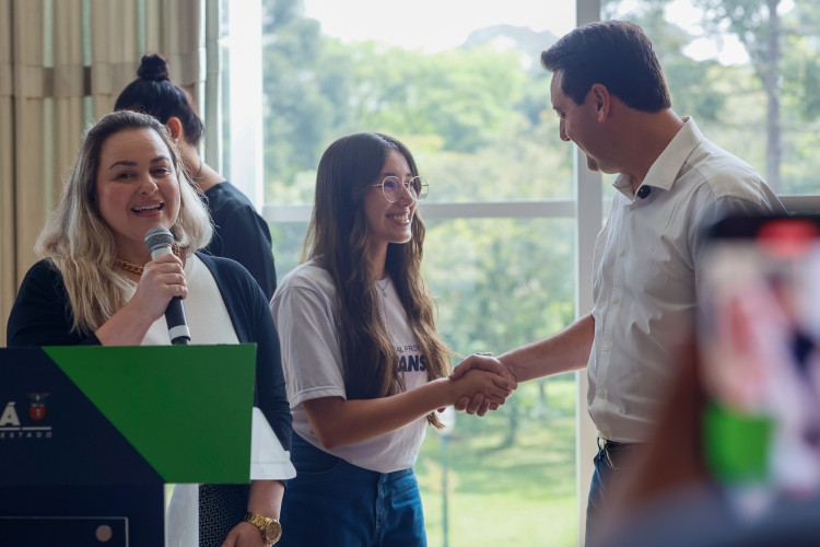 Governador Carlos Massa Ratinho Junior recebe  alunos do Ganhando o Mundo