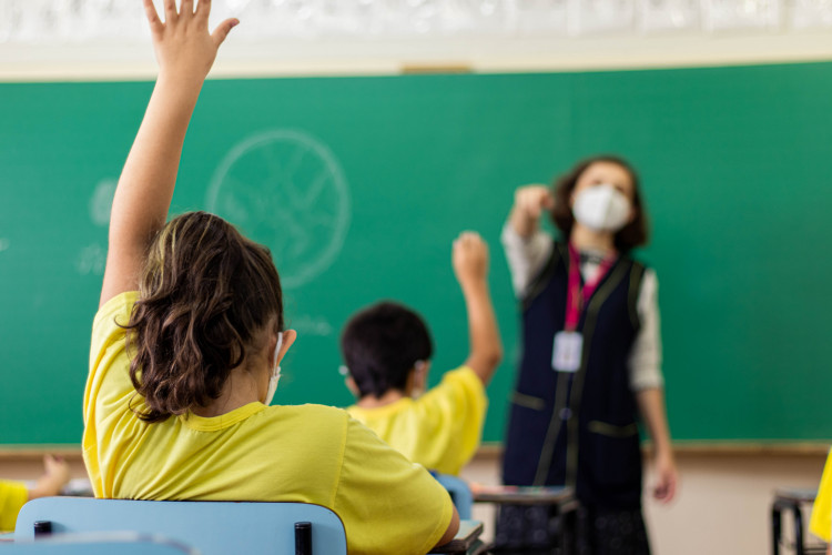 Secretaria da Educação estabelece novos critérios para uso de celular nas escolas
