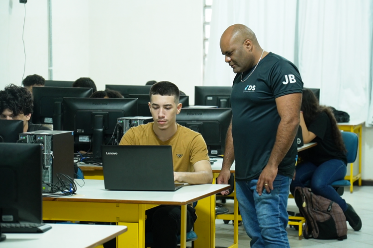 Alunos de escola estadual criam sistema que moderniza controle de frequência e reduz faltas