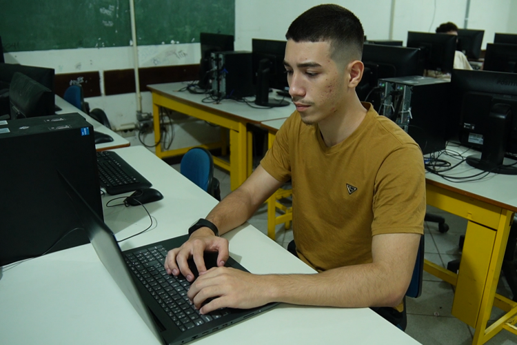 Alunos de escola estadual criam sistema que moderniza controle de frequência e reduz faltas