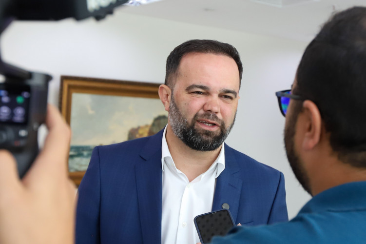 Governo entrega mais de 9 mil notebooks e 119 mil headsets para escolas estaduais