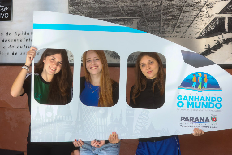 Os 1,3 mil estudantes da rede estadual de ensino do Paraná selecionados para o programa Ganhando o Mundo 2025 participaram, nesta segunda-feira (25), de uma das últimas etapas de preparação para a viagem de intercâmbio. O evento, que teve palestras orientativas e motivacionais, contou com a presença do governador Carlos Massa Ratinho Junior.