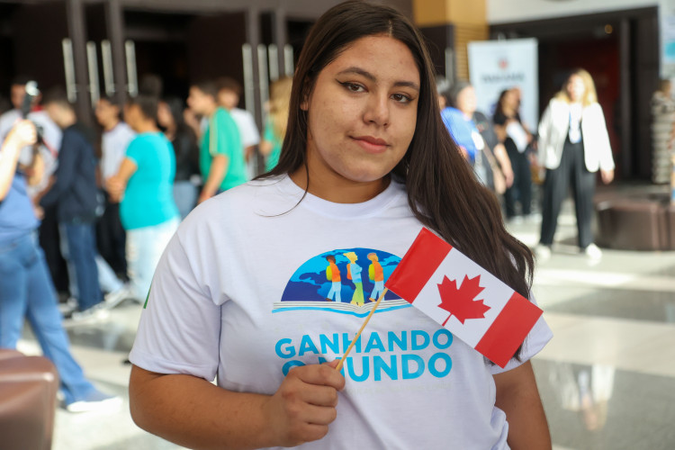 Os 1,3 mil estudantes da rede estadual de ensino do Paraná selecionados para o programa Ganhando o Mundo 2025 participaram, nesta segunda-feira (25), de uma das últimas etapas de preparação para a viagem de intercâmbio. O evento, que teve palestras orientativas e motivacionais, contou com a presença do governador Carlos Massa Ratinho Junior.