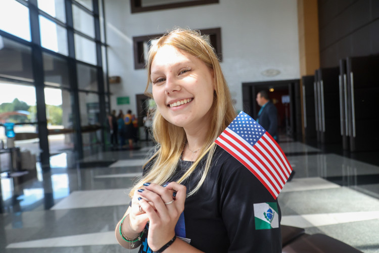 Os 1,3 mil estudantes da rede estadual de ensino do Paraná selecionados para o programa Ganhando o Mundo 2025 participaram, nesta segunda-feira (25), de uma das últimas etapas de preparação para a viagem de intercâmbio. O evento, que teve palestras orientativas e motivacionais, contou com a presença do governador Carlos Massa Ratinho Junior.