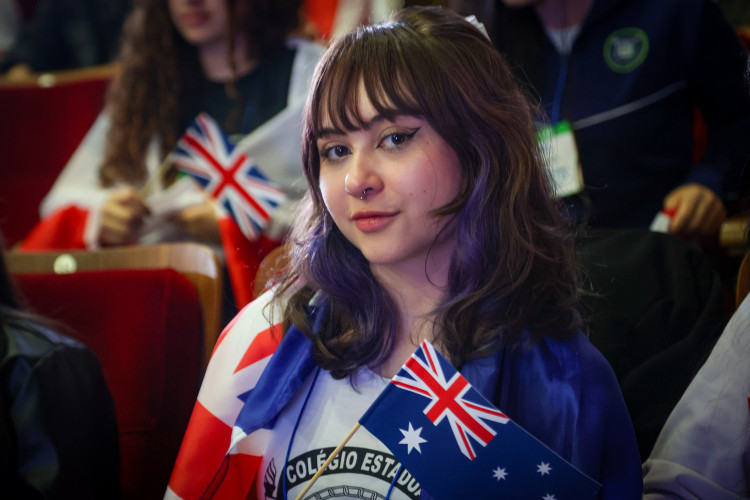 Os 1,3 mil estudantes da rede estadual de ensino do Paraná selecionados para o programa Ganhando o Mundo 2025 participaram, nesta segunda-feira (25), de uma das últimas etapas de preparação para a viagem de intercâmbio. O evento, que teve palestras orientativas e motivacionais, contou com a presença do governador Carlos Massa Ratinho Junior.