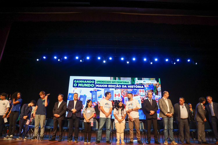 Os 1,3 mil estudantes da rede estadual de ensino do Paraná selecionados para o programa Ganhando o Mundo 2025 participaram, nesta segunda-feira (25), de uma das últimas etapas de preparação para a viagem de intercâmbio. O evento, que teve palestras orientativas e motivacionais, contou com a presença do governador Carlos Massa Ratinho Junior.