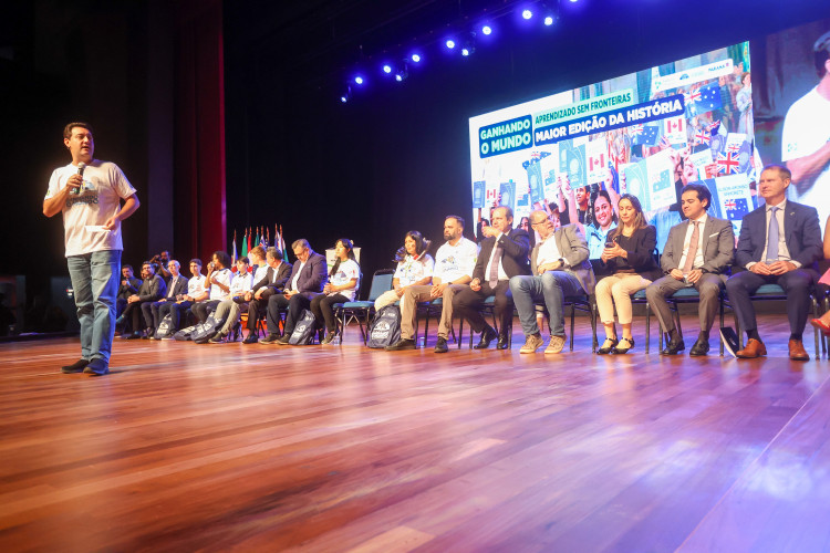 Os 1,3 mil estudantes da rede estadual de ensino do Paraná selecionados para o programa Ganhando o Mundo 2025 participaram, nesta segunda-feira (25), de uma das últimas etapas de preparação para a viagem de intercâmbio. O evento, que teve palestras orientativas e motivacionais, contou com a presença do governador Carlos Massa Ratinho Junior.