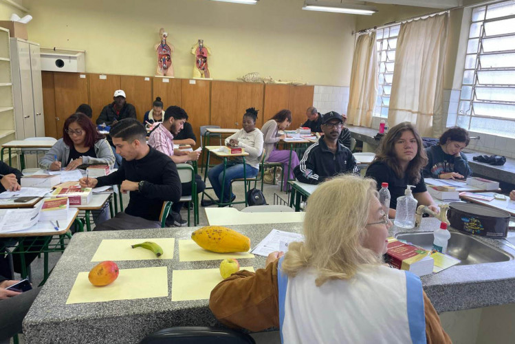 Língua sem fronteiras: estrangeiros aprendem português com apoio do Estado