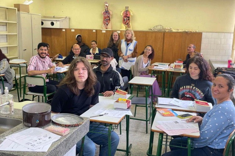 Língua sem fronteiras: estrangeiros aprendem português com apoio do Estado