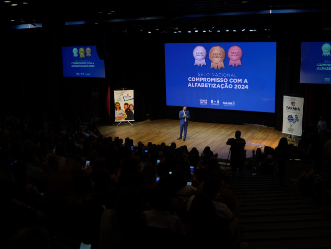 Municípios do Paraná recebem Selo Nacional Compromisso com a Alfabetização