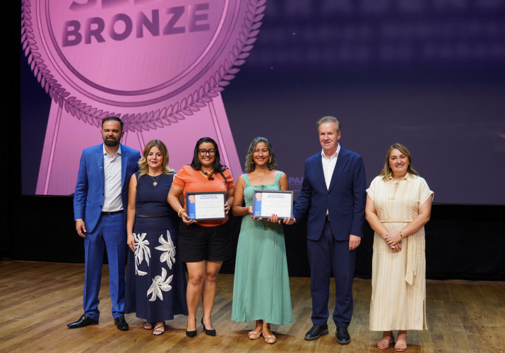 Municípios do Paraná recebem Selo Nacional Compromisso com a Alfabetização