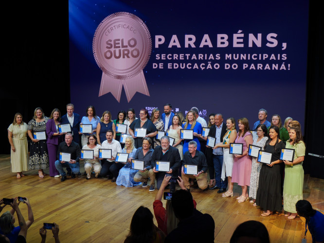 Municípios do Paraná recebem Selo Nacional Compromisso com a Alfabetização