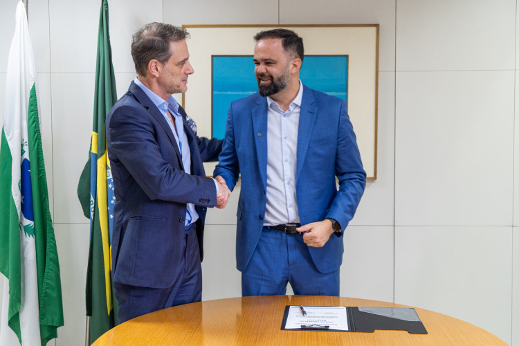 Estado contrata mais 1,1 mil professores e anuncia progressão de 10 mil docentes