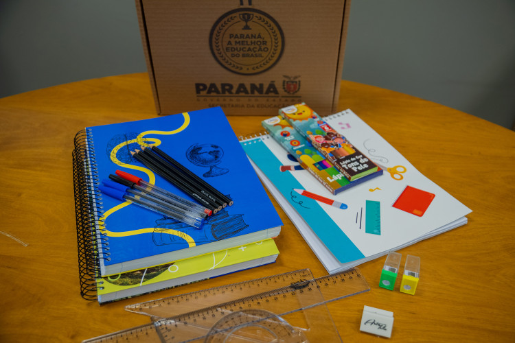 Governo inicia entrega de kits de materiais que atenderão alunos da rede estadual em 2025