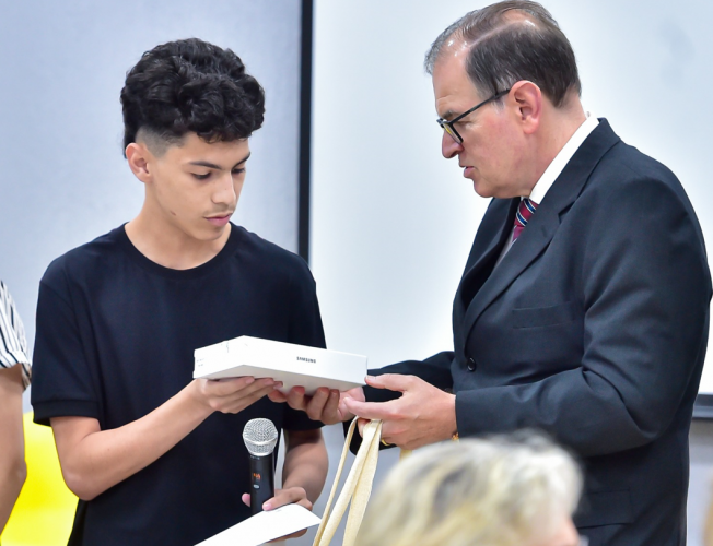 Cerimônia premia participantes de concurso de poesia