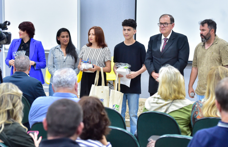 Cerimônia premia participantes de concurso de poesia