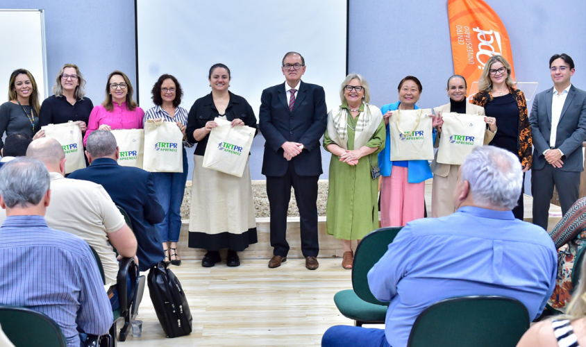 Cerimônia premia participantes de concurso de poesia