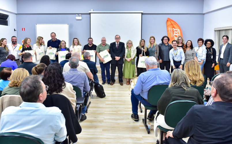 Cerimônia premia participantes de concurso de poesia