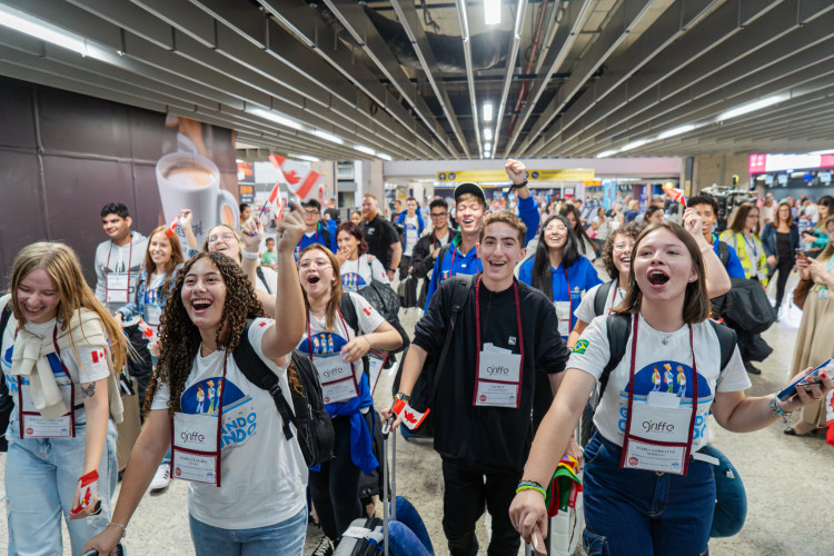 Emoção e expectativa: alunos do Ganhando o Mundo embarcam para o Canadá