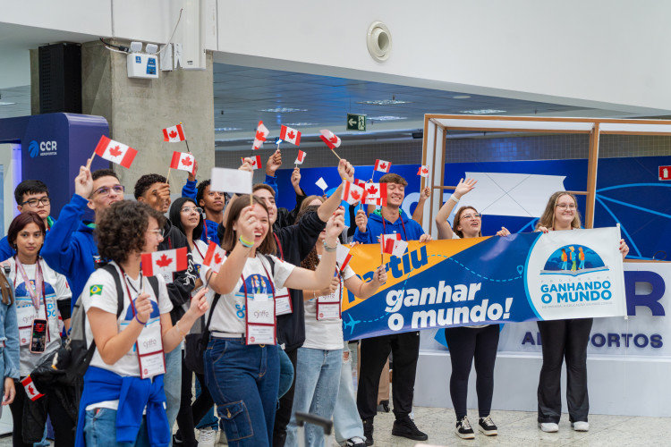 Emoção e expectativa: alunos do Ganhando o Mundo embarcam para o Canadá