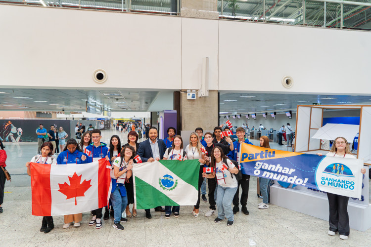 Emoção e expectativa: alunos do Ganhando o Mundo embarcam para o Canadá