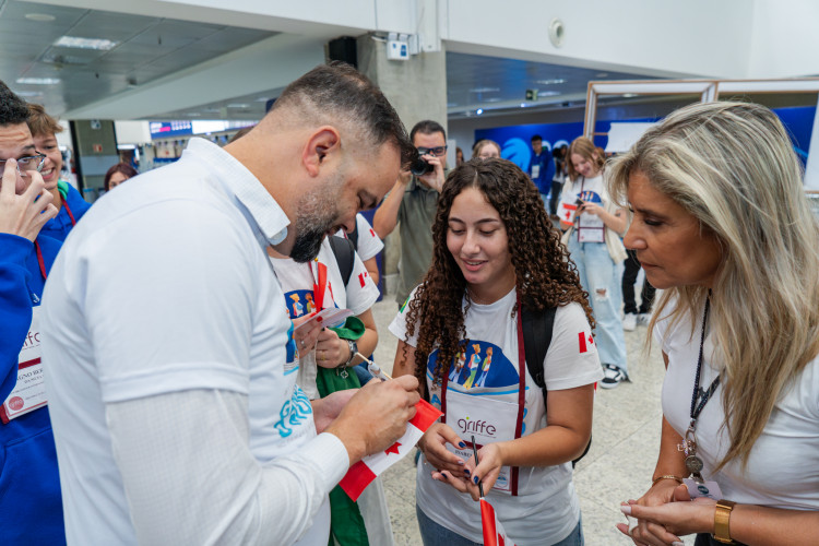 Emoção e expectativa: alunos do Ganhando o Mundo embarcam para o Canadá