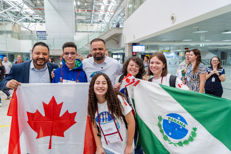 Emoção e expectativa: alunos do Ganhando o Mundo embarcam para o Canadá