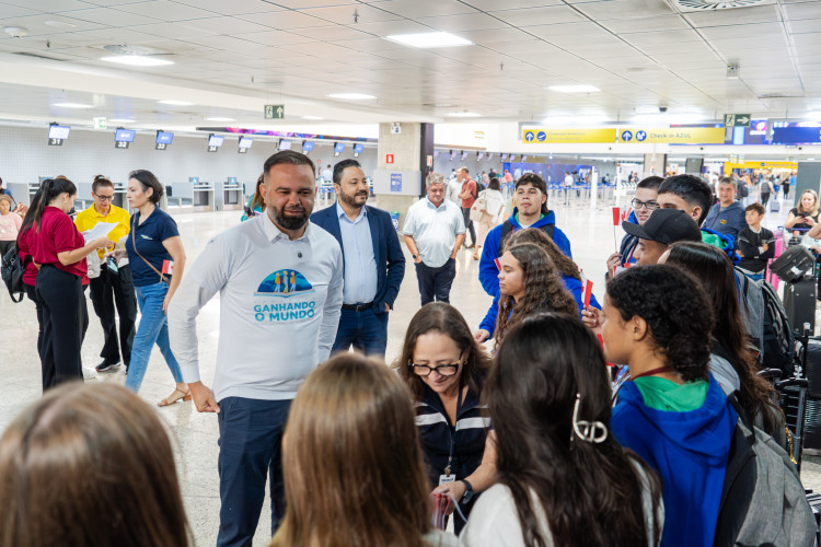 Emoção e expectativa: alunos do Ganhando o Mundo embarcam para o Canadá
