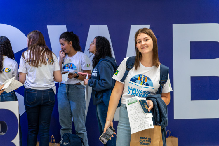 Ganhando o Mundo 2025: emoção de pais e alunos marca primeiros embarques do ano