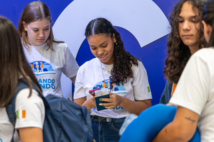 Ganhando o Mundo 2025: emoção de pais e alunos marca primeiros embarques do ano