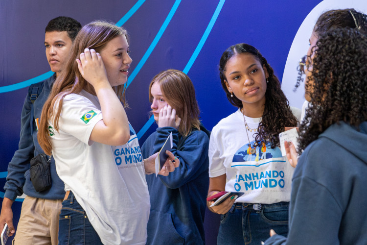 Ganhando o Mundo 2025: emoção de pais e alunos marca primeiros embarques do ano