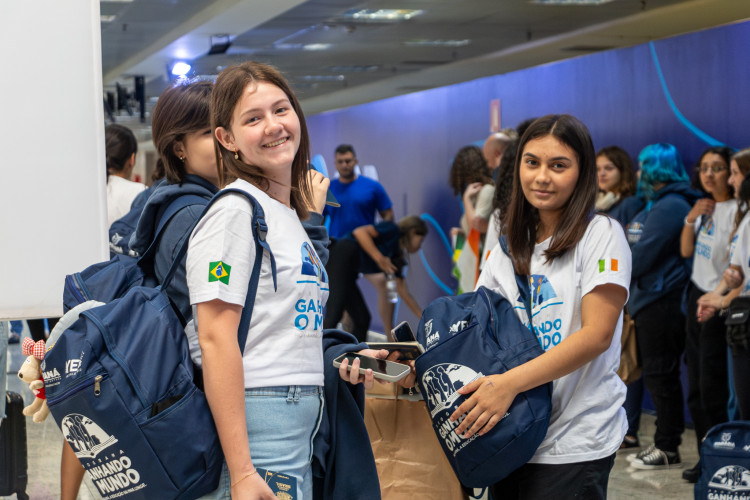 Ganhando o Mundo 2025: emoção de pais e alunos marca primeiros embarques do ano