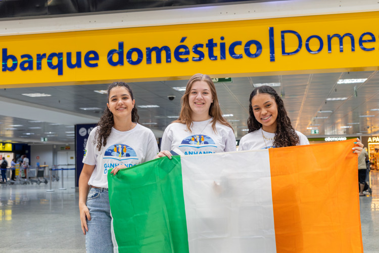 Ganhando o Mundo 2025: emoção de pais e alunos marca primeiros embarques do ano
