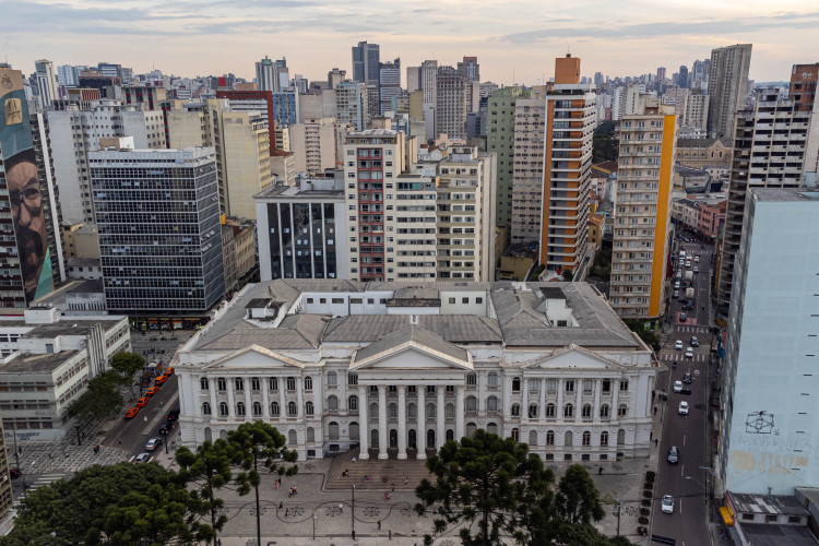 2 mil alunos: quase metade dos aprovados no vestibular da UFPR é da rede estadual
