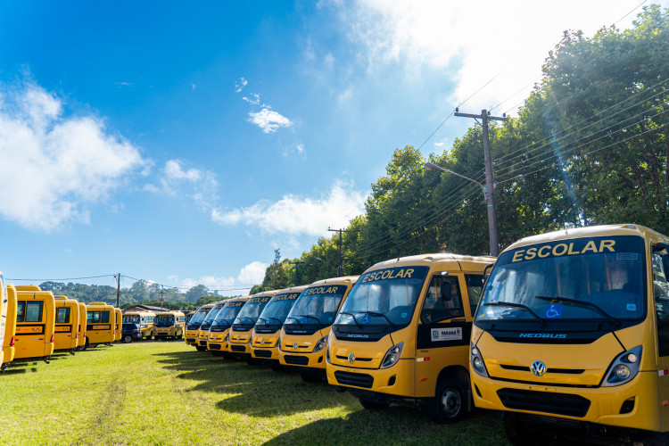 Em parceria com deputados, Governo começa entrega de 209 ônibus para a educação