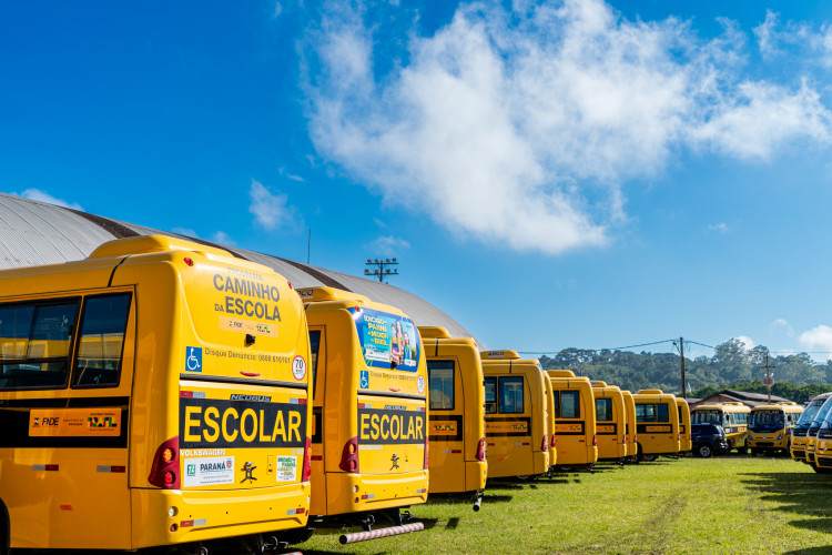 Em parceria com deputados, Governo começa entrega de 209 ônibus para a educação