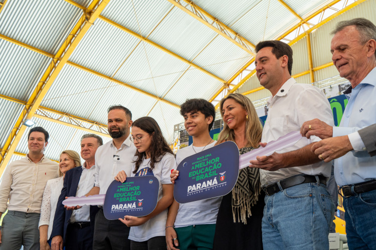 Em parceria com deputados, Governo começa entrega de 209 ônibus para a educação