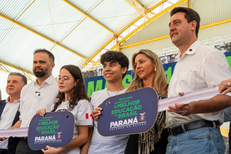 Em parceria com deputados, Governo começa entrega de 209 ônibus para a educação