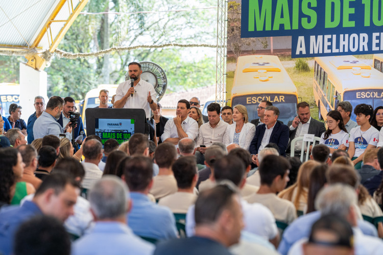 Em parceria com deputados, Governo começa entrega de 209 ônibus para a educação