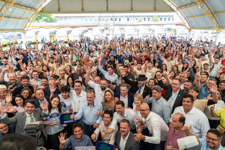 Em parceria com deputados, Governo começa entrega de 209 ônibus para a educação