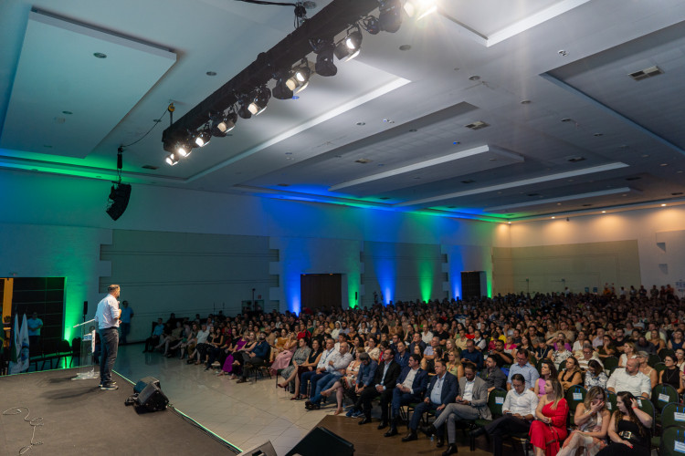 Estado anuncia 32 mil chromebooks para a rede e conectividade para 150 escolas