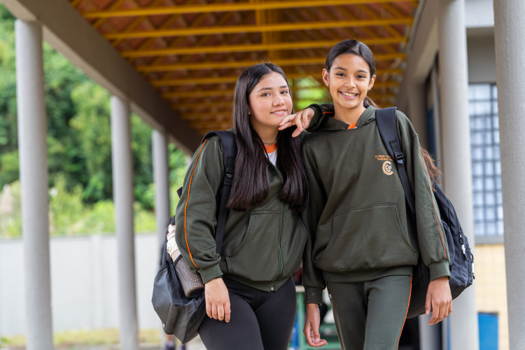 Inclusão e economia: pais e alunos aprovam kits escolares entregues pelo Estado