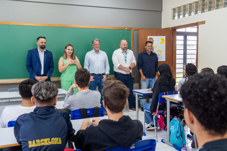 Inclusão e economia: pais e alunos aprovam kits escolares entregues pelo Estado