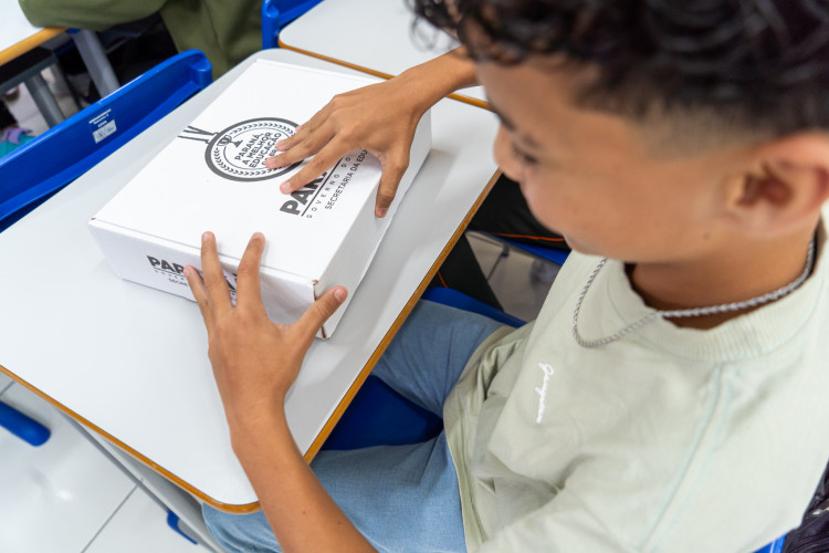 Inclusão e economia: pais e alunos aprovam kits escolares entregues pelo Estado